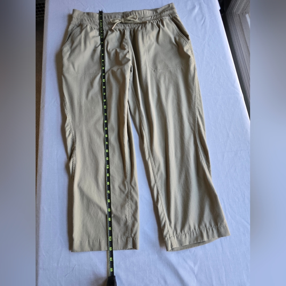 The North Face Tan Hiking Athleisure Gorpcore Capri Style Pants - Picture 4 of 11
